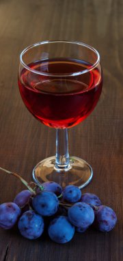 Kırmızı şarap ve üzüm.