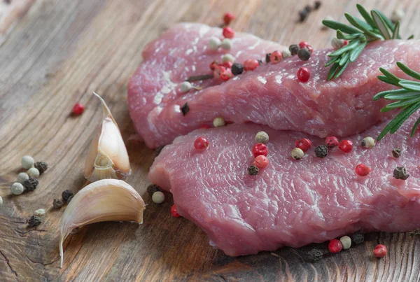 Dois pedaços de carne orgânica fresca — Fotografia de Stock