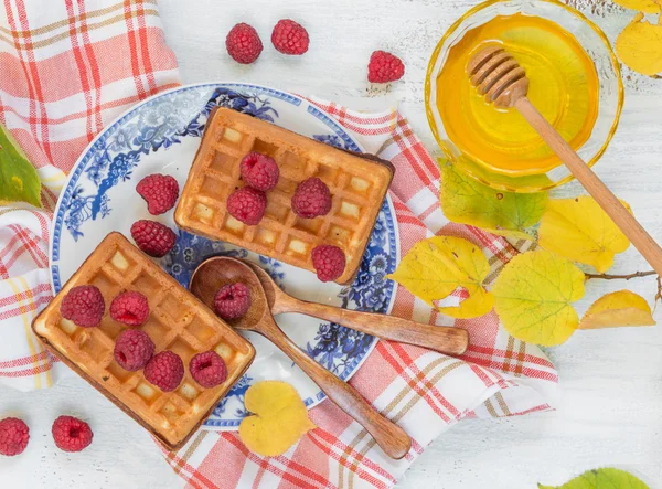 Café da manhã de outono com waffles deliciosos — Fotografia de Stock