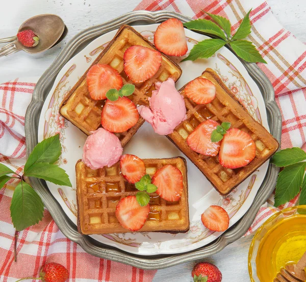 Café da manhã de verão com waffles deliciosos — Fotografia de Stock