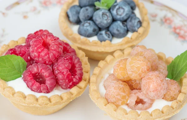 Tartelettes aux fruits avec baies et crème — Photo