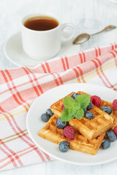 Café da manhã com waffles doces e café — Fotografia de Stock