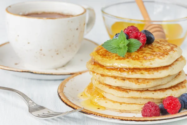 Panqueques con miel y bayas — Foto de Stock