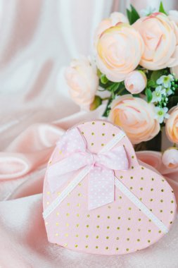 Kamelya ve hediye kutusu şenlikli kompozisyonu