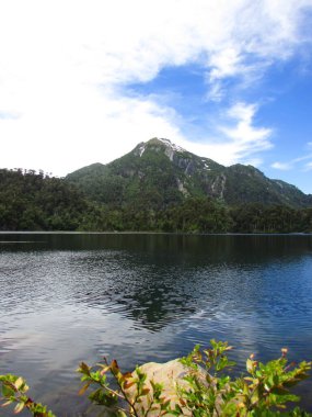 Göl ve dağlar, Huerquehue Ulusal Parkı, Araucania, Şili 