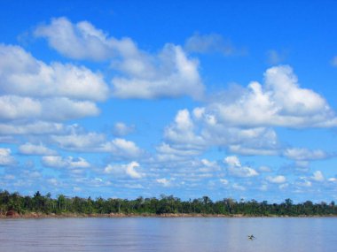 Gökyüzü, gün ve gün batımı, Ucayali Nehri. Doğa ve orman