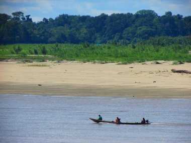 İnsanlar ve tekne, Ucayali Nehri, Amazonlar, Peru. Orman ve doğa