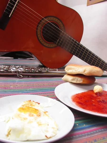 Frühstück Eier Brad Marmelade Flöte Und Gitarre — Stockfoto