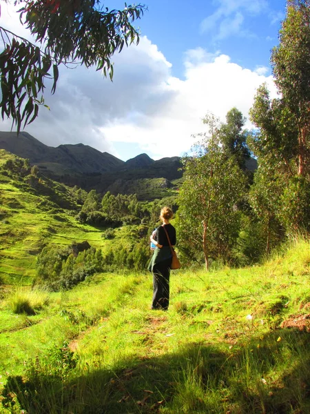 Mujer Alrededor Montaña Naturaleza Cusco Perú — Foto de Stock