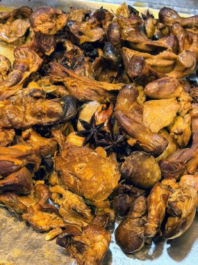 Lezzetli, ağır ateşte pişmiş tavuk ve diğer sakatat parçaları aromatik yıldız anasonlu soya sosunda yavaş pişirilmiş. Geleneksel bir Asya lezzeti..