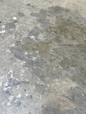 Yıpranmış beton bir yüzeyin ayrıntılı yakın çekimleri kaba doku, ince çatlaklar, gri tonların değişen gölgeleri ve soyut desenler. Endüstriyel, grunge ya da sıkıntılı arka planlar için ideal.