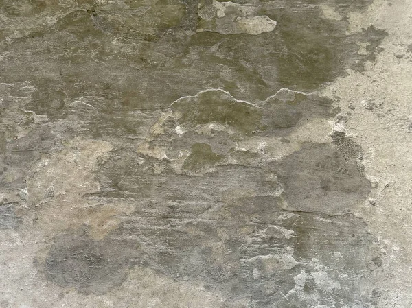 Yıpranmış beton bir yüzeyin detaylı görüntüsü soyulmuş katmanlar, endüstriyel kirlilik ve değişik tonlarda gri ve yeşil, soyut arka planlar için mükemmel..