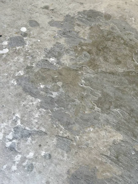 Yıpranmış beton bir yüzeyin ayrıntılı yakın çekimleri kaba doku, ince çatlaklar, gri tonların değişen gölgeleri ve soyut desenler. Endüstriyel, grunge ya da sıkıntılı arka planlar için ideal.