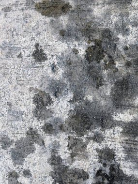 Bir sürü çatlağı olan beton bir duvar.