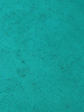 Sörf tahtasındaki bir kişinin fotoğrafı.