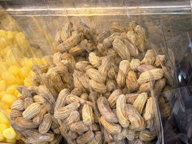 İçerde oturan bir grup delinin fotoğrafı.