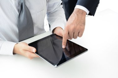 Tablet bilgisayar ekran dokunaklı tek eliyle kullanarak iki iş adamları