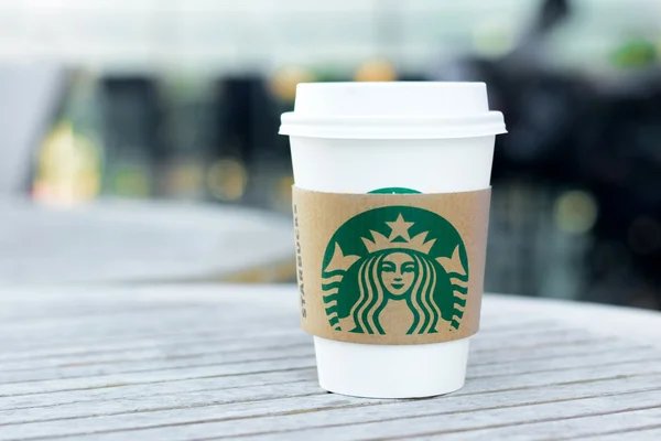 Starbucks απομακρύνει φλιτζάνι καφέ στο τραπέζι — Φωτογραφία Αρχείου