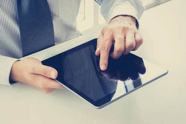 Affärsman hand röra tablet pc-skärmen på bordet — Stockfoto