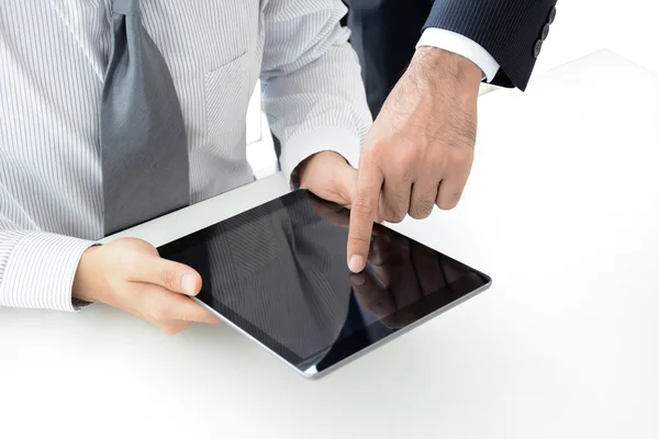 Två affärsmän använda Tablet PC: n med en hand vidrör skärmen — Stockfoto