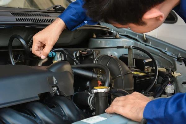 Auto mecânico verificando o motor do carro — Fotografia de Stock