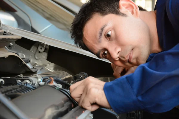 Auto mecánico de verificación del motor del coche — Foto de Stock