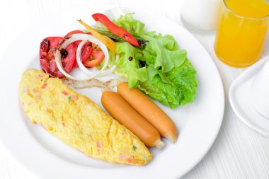 Kahvaltı beyaz masada.