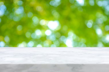 Doğal taze yeşil bokeh arka plan üzerinde beyaz mermer taş tezgah