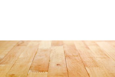 Beyaz arkaplanda tahta masa üstü