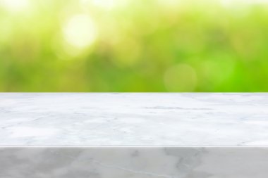 Yeşil bokeh arka plan üzerinde beyaz mermer taş tezgah