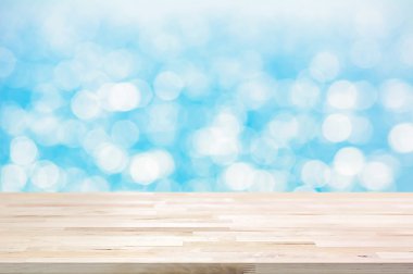 Ahşap masa üstü beyaz mavi bokeh arka plan üzerinde