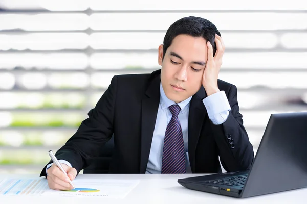 Hombre de negocios estresado con la mano en la cabeza — Foto de Stock
