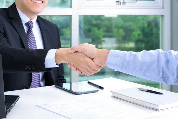 Handshake of businessmen in the office — Stock Photo, Image