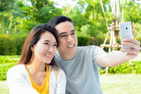 Młoda para azjatycki biorąc selfie — Zdjęcie stockowe