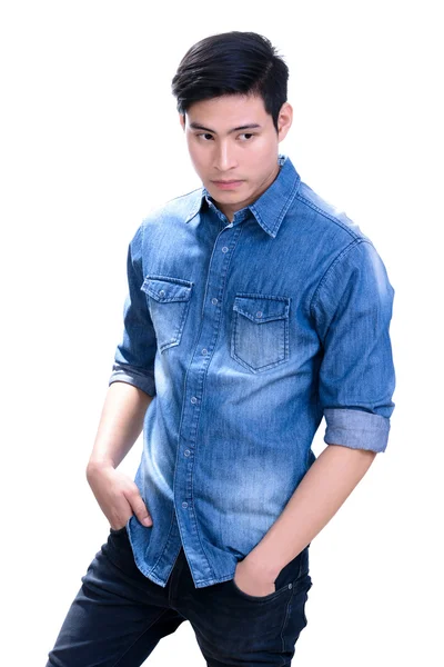 Unga asiatiska mannen i blå jean skjorta — Stockfoto
