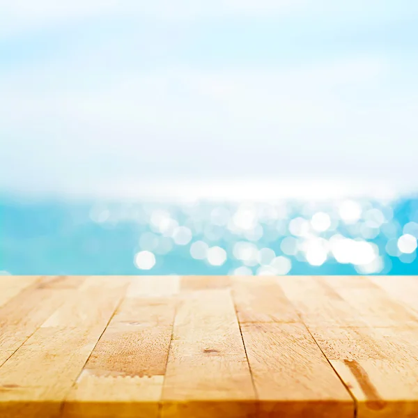 Mesa de madera sobre borroso verano azul mar y cielo fondo —  Fotos de Stock