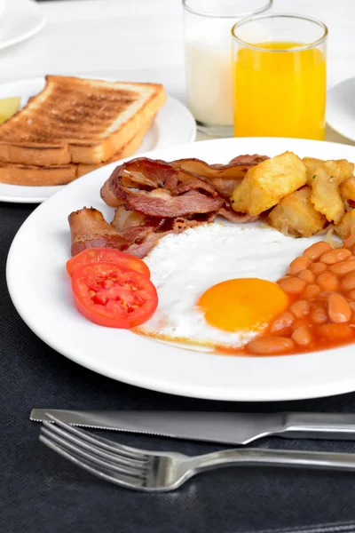 Pequeno-almoço inglês em prato — Fotografia de Stock