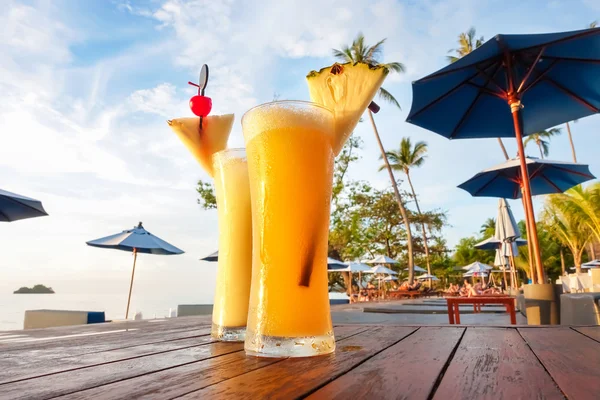 Smoothies à l'ananas, boisson rafraîchissante tropicale non alcoolisée — Photo