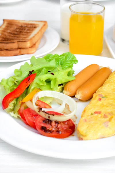 Pequeno-almoço na mesa branca — Fotografia de Stock