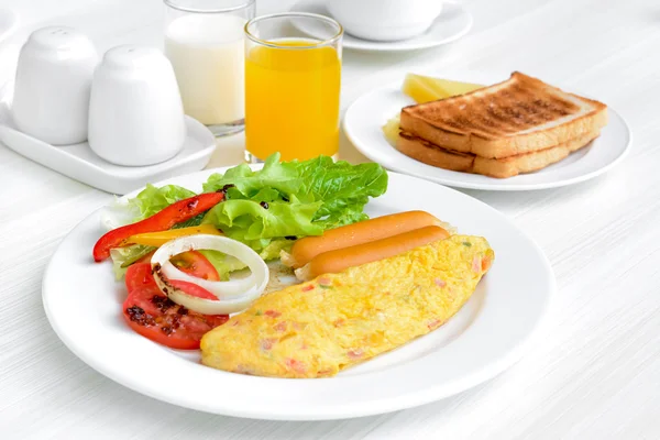 Ontbijt op witte tafel — Stockfoto