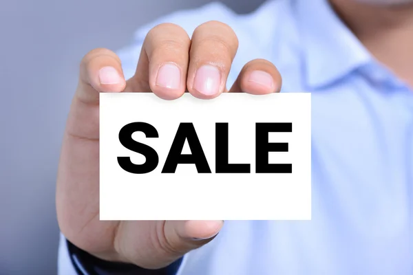 Bir adam tarafından gösterilen satışı işareti — Stok fotoğraf