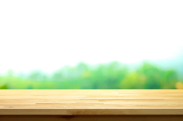 Дерев'яна стільниця на розмитому природному зеленому фоні — стокове фото