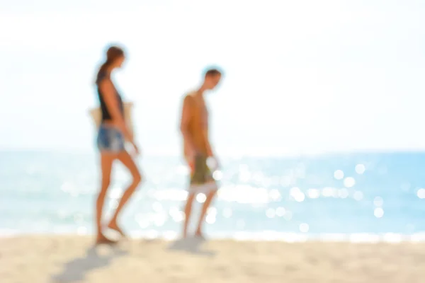 Rozmycie obrazu para spaceru na plaży — Zdjęcie stockowe