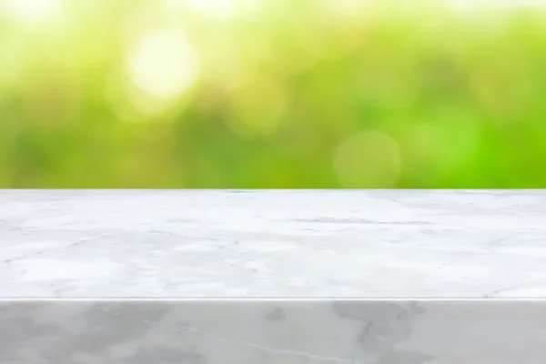 Yeşil bokeh arka plan üzerinde beyaz mermer taş tezgah — Stok fotoğraf