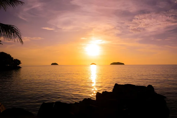 Prachtige zonsondergang boven de zee — Stockfoto