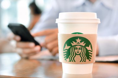 Starbucks kahve Kupası ve adam arka plan üzerinde