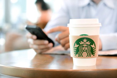 Starbucks kahve Kupası ve adam arka plan üzerinde