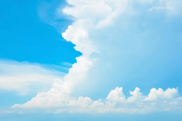Sommar blå himmel och moln — Stockfoto
