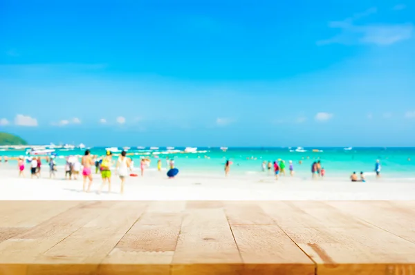 Trä table top på suddiga beach bakgrund — Stockfoto