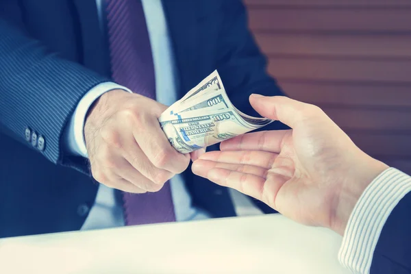 Mano recibiendo dinero — Foto de Stock